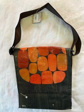 Blue Q Crossbody Bag Retired Messenger Bag Hot Rocks Recycled